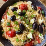 Griechische Reisnudeln mit Tomaten, Feta und Oliven