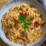 Spaghetti mit karamellisierten Zwiebeln, smoked beef und getrockneten Tomaten