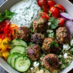 Mediterrane Fleischbällchen-Grain-Bowl mit cremigem Tzatziki