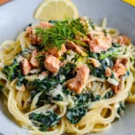 Pasta mit Lachs und Spinat in Sahnesoße.