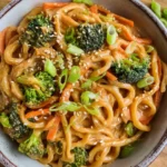 Udon Nudeln mit Erdnusssauce und Gemüse