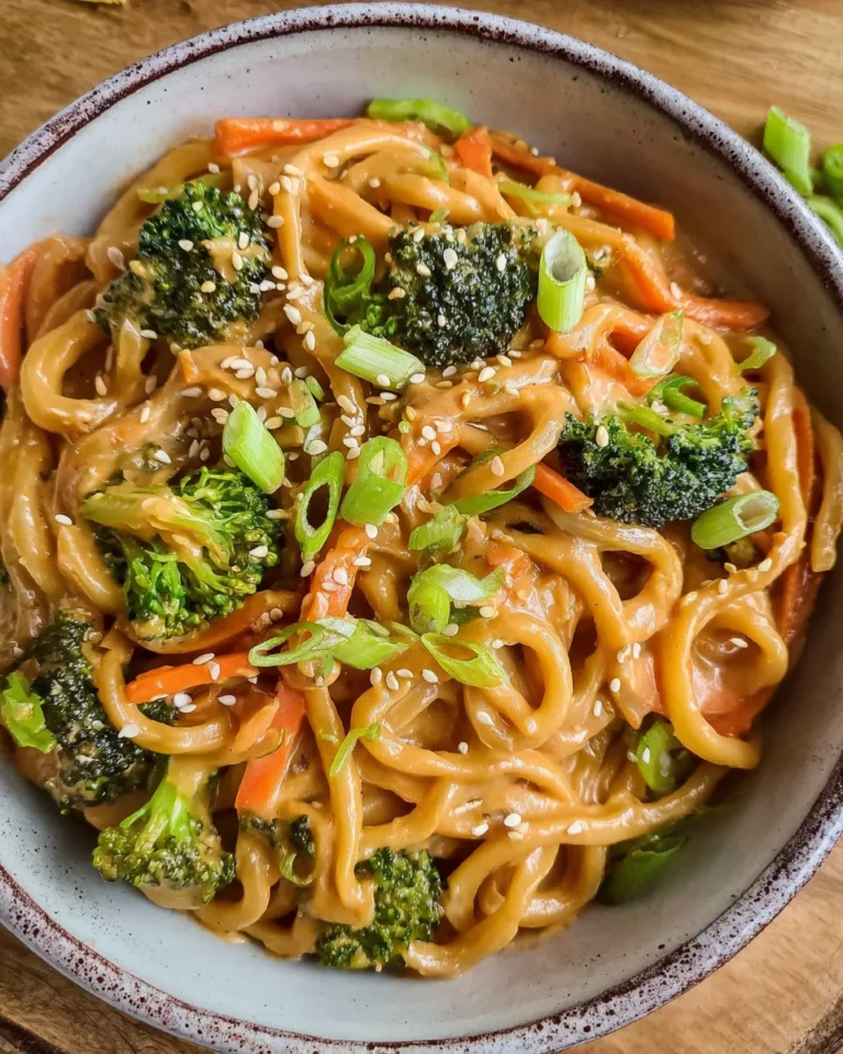 Udon Nudeln mit Erdnusssauce und Gemüse