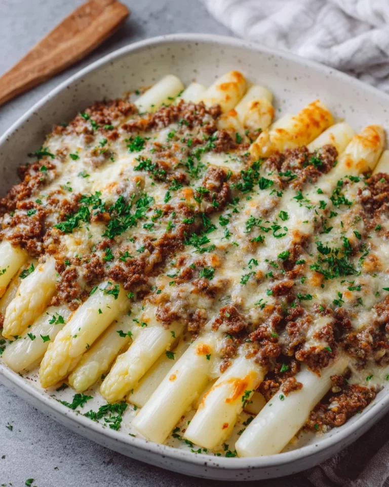 Weißer Spargel mit Hackfleisch – herzhaft & überbacken